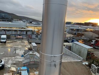 Schornstein an Bürogebäude