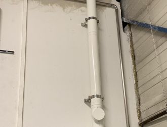 Weißer Schornstein in Grünkraut